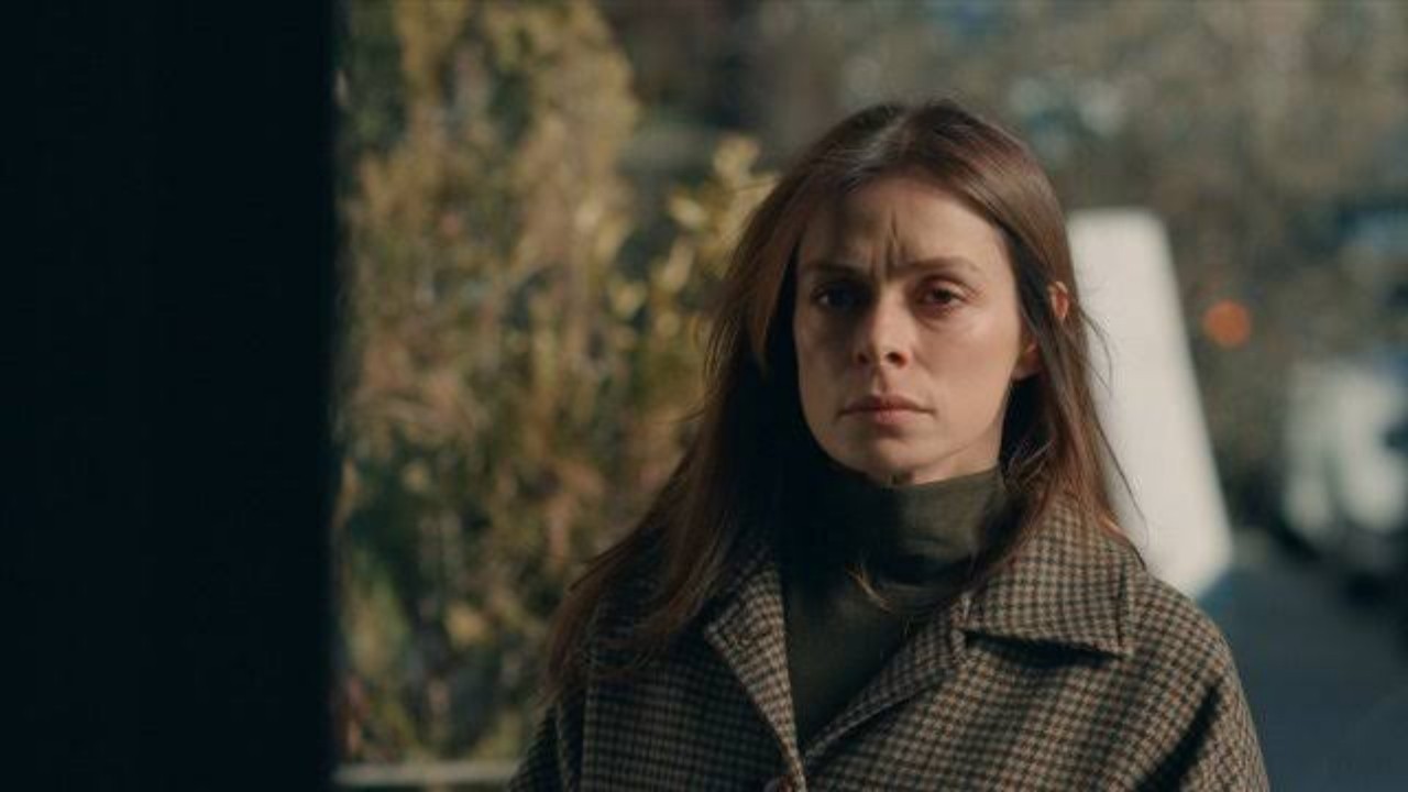 Karsu preocupada com dificuldades financeiras na novela Coração de Mãe