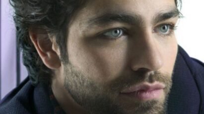 Adrian Grenier em O Diabo Veste Prada 411x231