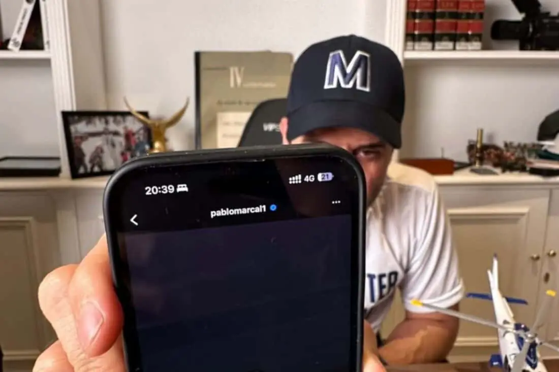 Pablo Marçal durante live criticando decisão judicial que suspende seus perfis nas redes sociais