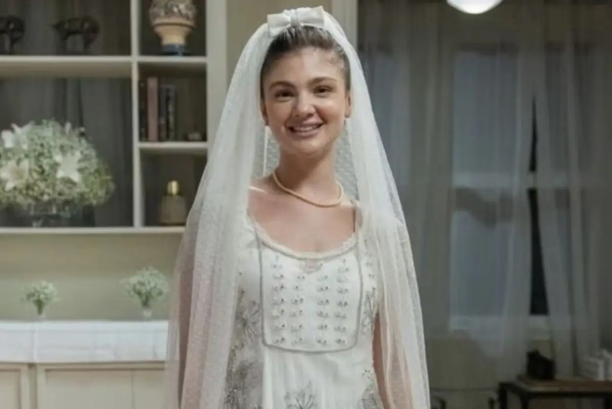 Alt text: Celeste vestida de noiva ao lado de Edu durante cerimônia tensa em Garota do Momento.