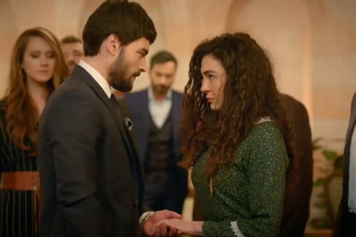 alt="Reyyan e Miran cena romântica de Hercai"
