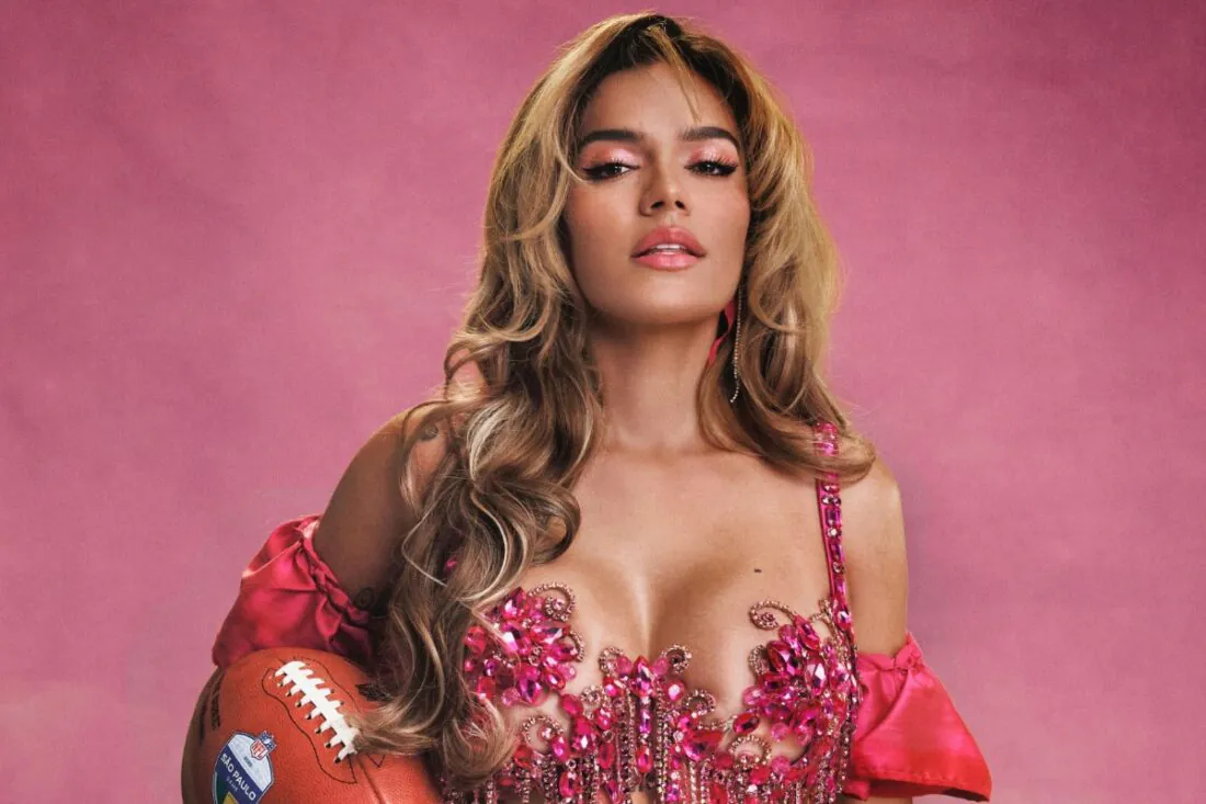 Karol G será a grande atração do show de intervalo na primeira transmissão exclusiva da NFL pelo YouTube, direto do Brasil