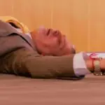 Momento em que Luís desmaia após a crise familiar.