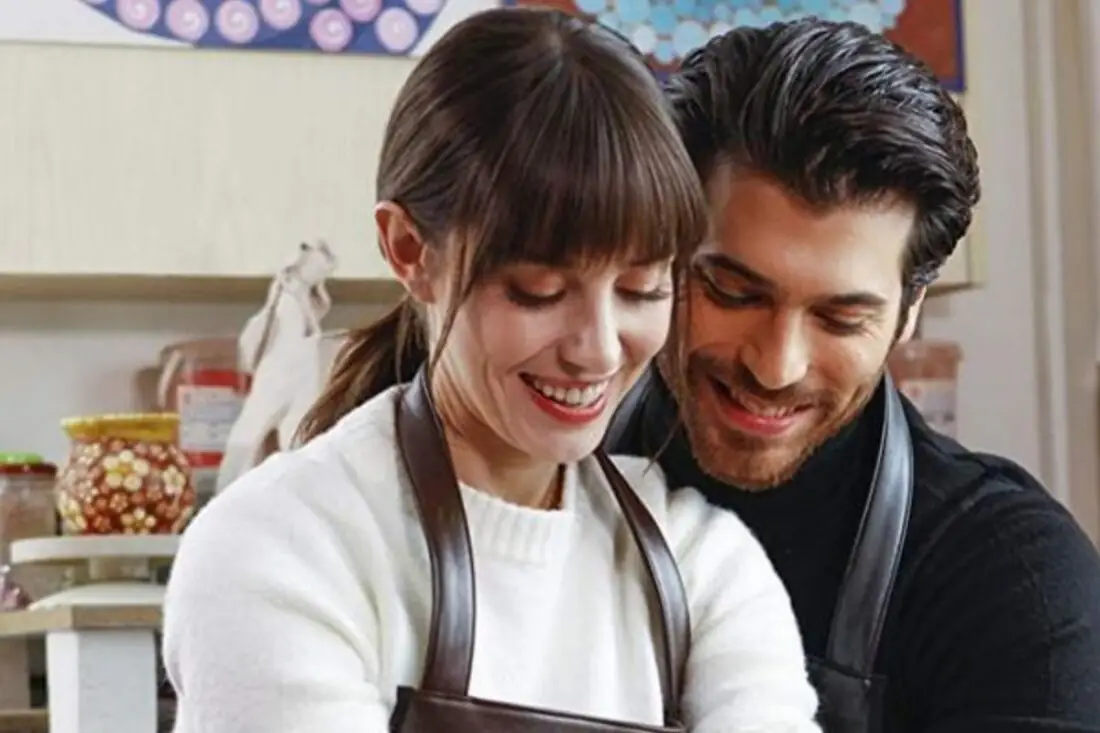 Can Yaman e Özge Gürel em cena romântica da novela turca Dolunay, sucesso no Globoplay em 2025.