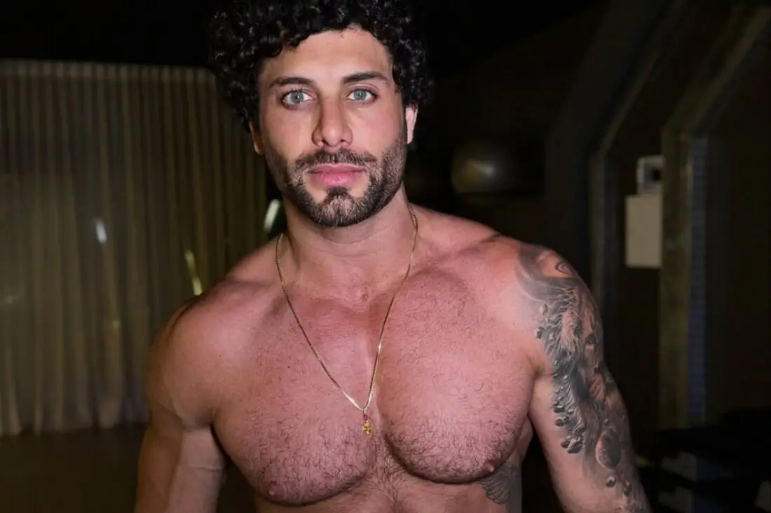 Jesus Luz posa para ensaio fotográfico profissional em estúdio.