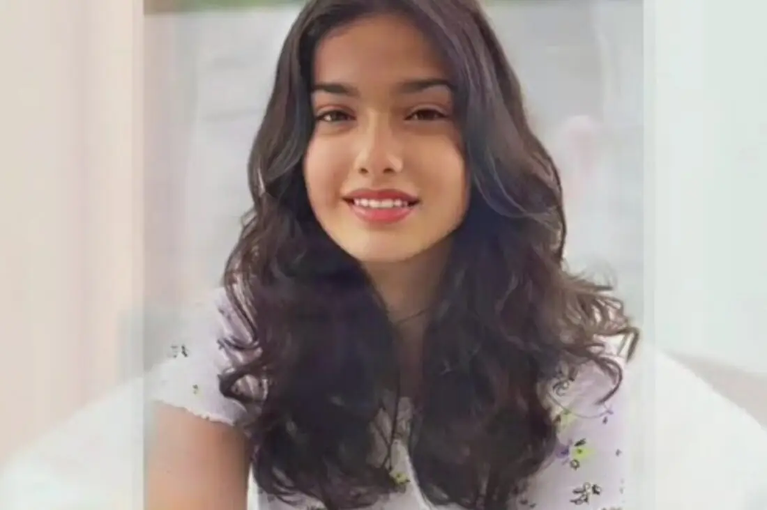 Retrato da atriz turca Kubra Süsun, conhecida por interpretar Nisan em “Força de Mulher”, com expressão doce e olhar marcante.