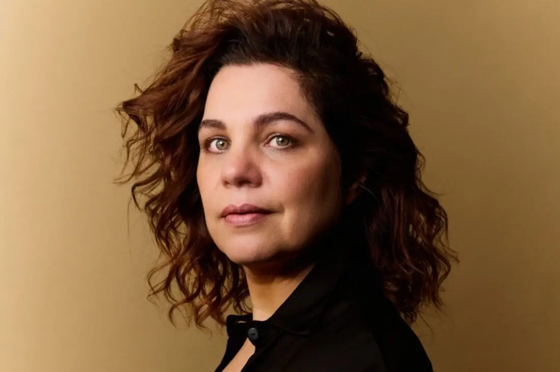 Isabel Teixeira caracterizada como vilã Alt text: Isabel Teixeira caracterizada como a vilã da novela Quem Ama Cuida, de Walcyr Carrasco.