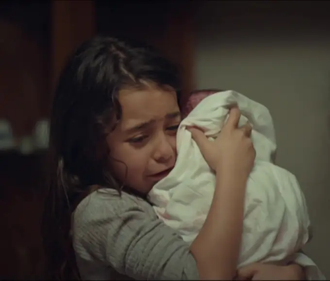 Melek chorando ao descobrir que será separada do irmão nos próximos capítulos de Mãe