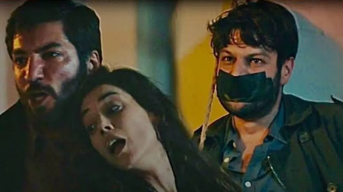Cena de Cengiz ameaçando Zeynep no cativeiro na novela Mãe, da Record