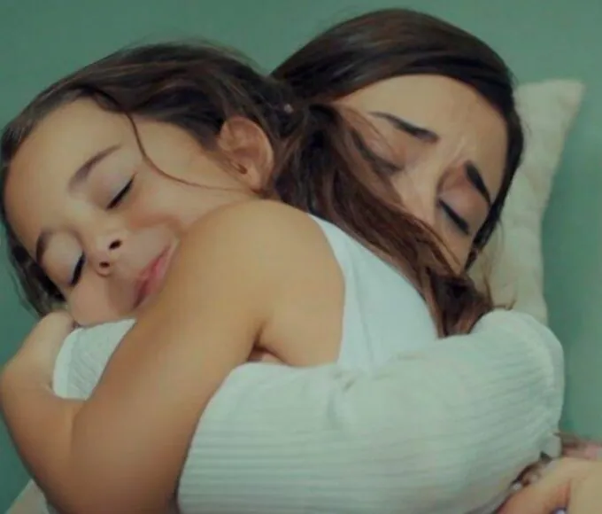 Zeynep (Cansu Dere) em cena dramática nos capítulos finais da novela Mãe”